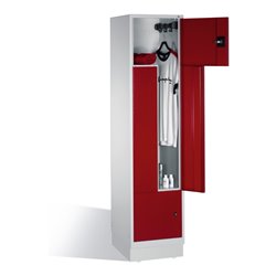 C+P Z-Spind auf Sockel, für 2 Personen, H1820xB420xT510mm Front Rubinrot Korpus Lichtgrau