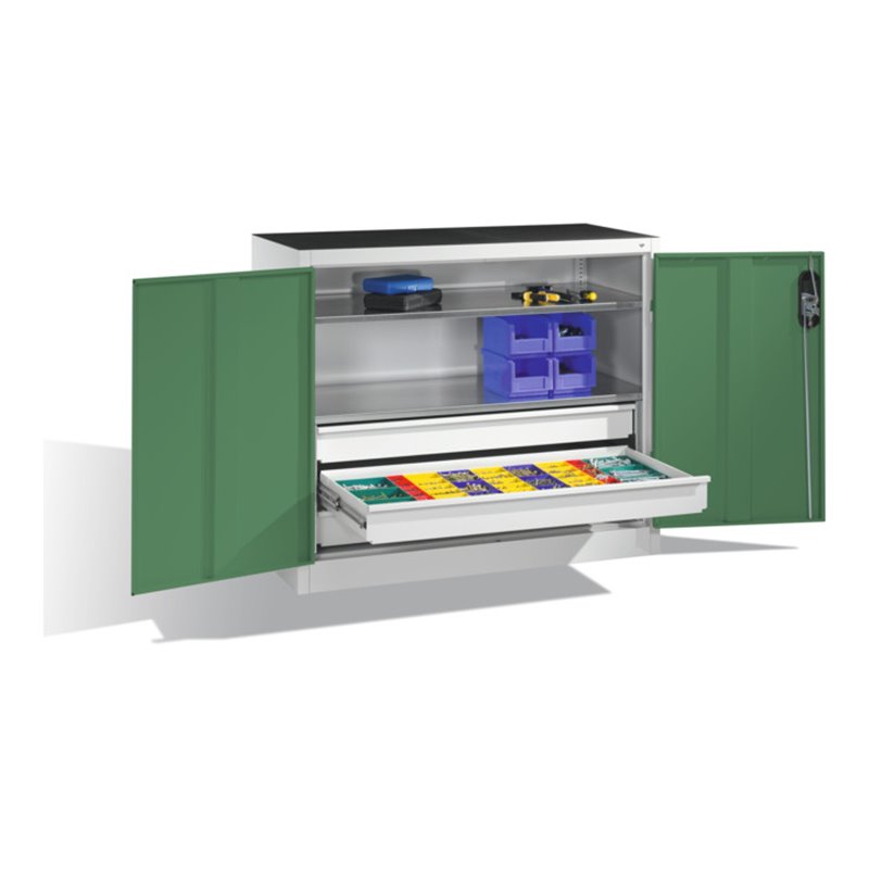C+P Werkzeug-Beistellschrank mit Drehtüren, 2 Böden und 3 Schübe, H1000xB1200xT500mm Front Resedagrün Korpus Lichtgrau