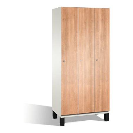 C+P Umkleidespind Cambio auf Füßen, 3 Abteile, H1980xB900xT525mm, Reinweiß/Kirsche