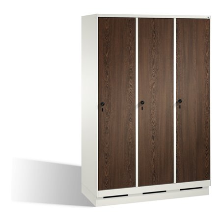 C+P Umkleidespind Evolo auf Sockel, 3 Abteile, H1800xB1200xT500mm Korpus Reinweiß