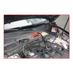 KS Tools 12 V Batterie-Booster – mobiles Starthilfegerät 700 A mit induktiver Ladestation