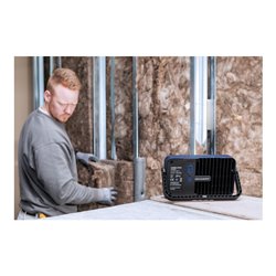 Scangrip Akku-LED-Baustrahler FLOOD LITE M mit bis zu 2000 Lumen