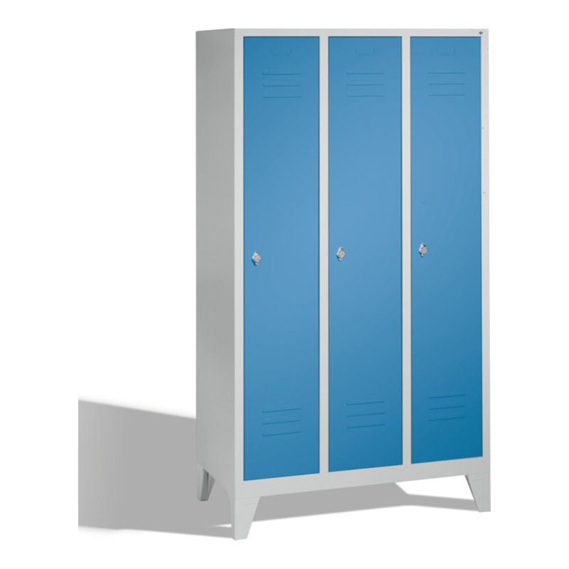 C+P Umkleidespind Classic auf Füßen 3 Abteile Front Lichtblau Korpus Lichtgrau