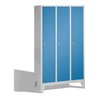 C+P Umkleidespind Classic auf Füßen 3 Abteile Front Lichtblau Korpus Lichtgrau