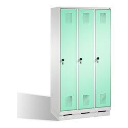 C+P Umkleidespind Evolo auf Sockel 3 Abteile Front Lichtgrün Korpus Lichtgrau