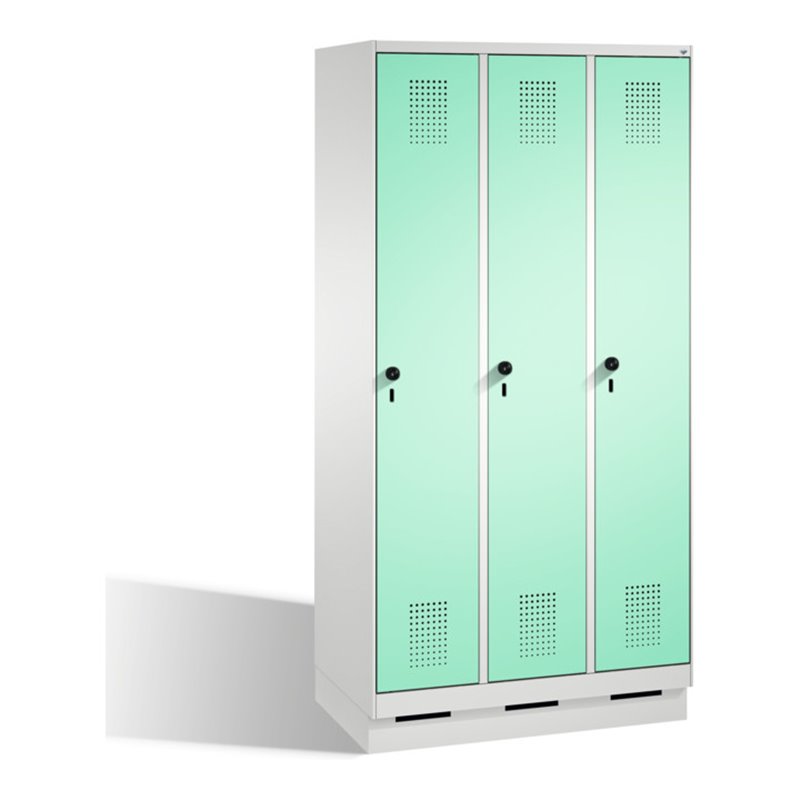 C+P Umkleidespind Evolo auf Sockel 3 Abteile Front Lichtgrün Korpus Lichtgrau