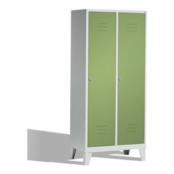 C+P Umkleidespind Classic auf Füßen 2 Abteile Front Resedagrün Korpus Lichtgrau