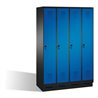 C+P Umkleidespind Evolo auf Sockel 4 Abteile Front Enzianblau Korpus Schwarzgrau