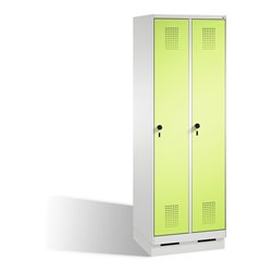 C+P Umkleidespind Evolo auf Sockel 2 Abteile Front Viridingrün Korpus Lichtgrau