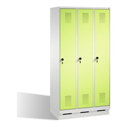 C+P Umkleidespind Evolo auf Sockel 3 Abteile Front Viridingrün Korpus Lichtgrau
