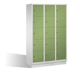C+P Fächerschrank Classic auf Sockel 15 Fächer Front Resedagrün Korpus Lichtgrau