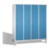 C+P Umkleidespind Classic auf Füßen 4 Abteile Front Lichtblau Korpus Lichtgrau