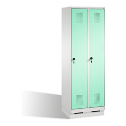 C+P Umkleidespind Evolo auf Sockel 2 Abteile Front Lichtgrün Korpus Lichtgrau