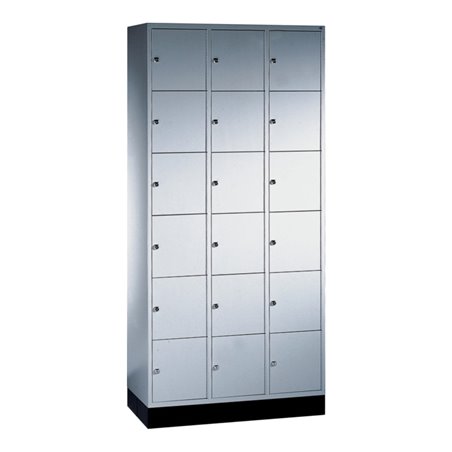 C+P Schließfachschrank Intro, 18 Fächer, H1950xB920xT500mm Front Lichtgrau Korpus Lichtgrau