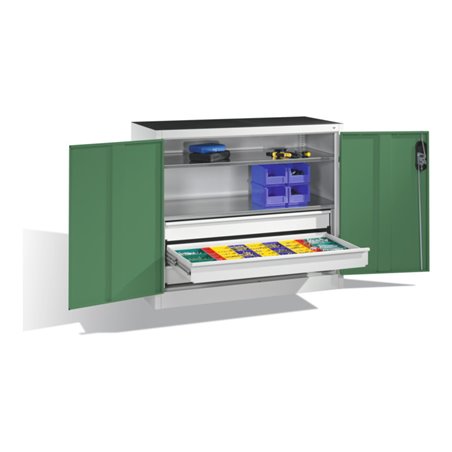 C+P Werkzeug-Beistellschrank mit Drehtüren, 2 Böden und 3 Schübe, H1000xB1200xT500mm Front Resedagrün Korpus Lichtgrau