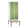 C+P Umkleidespind Classic mit Sitzbank 2 Abteile Front Resedagrün Korpus Lichtgrau