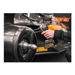 DEWALT Akku-Schlagschrauber 18V , inkl. 2 x Akkus (18 Volt / 4Ah) und System-Schnellladegerät