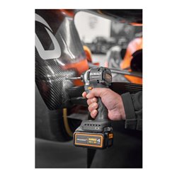 DEWALT Akku-Schlagschrauber 18V , inkl. 2 x Akkus (18 Volt / 4Ah) und System-Schnellladegerät