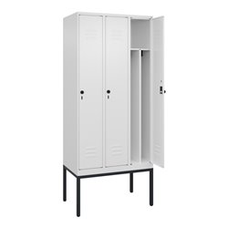 C+P Spind Classic PLUS, Gestell, 3 Abteile, 2120x900x500mm, 9016/9016 Verschluss Sicherheits-Drehriegel 4 Garderobenhaken Trennw