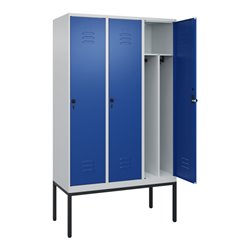 C+P Spind Classic PLUS, Gestell, 3 Abteile, 2120x1200x500mm, 7035/5010 Verschluss Sicherheits-Drehriegel 4 Garderobenhaken Trenn