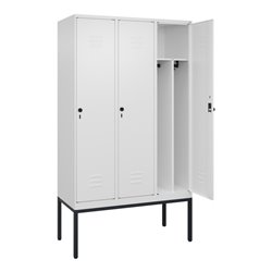 C+P Spind Classic PLUS, Gestell, 3 Abteile, 2120x1200x500mm, 9016/9016 Verschluss Sicherheits-Drehriegel 4 Garderobenhaken Trenn