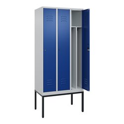 C+P Spind Classic PLUS, Gestell, 3 Abteile, 2120x900x500mm, 7035/5010 Verschluss Zylinderschloss 4 Garderobenhaken Trennwand mit