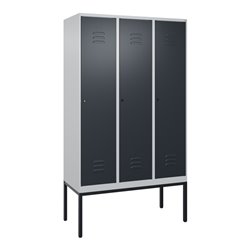 C+P Spind Classic PLUS, Gestell, 3 Abteile, 2120x1200x500mm, 7035/7016 Verschluss Zylinderschloss 4 Garderobenhaken Trennwand mi