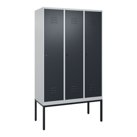 C+P Spind Classic PLUS, Gestell, 3 Abteile, 2120x1200x500mm, 7035/7016 Verschluss Zylinderschloss 4 Garderobenhaken Trennwand mi