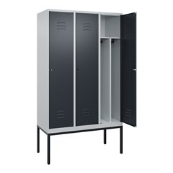 C+P Spind Classic PLUS, Gestell, 3 Abteile, 2120x1200x500mm, 7035/7016 Verschluss Zylinderschloss 4 Garderobenhaken Trennwand mi