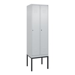 C+P Spind Classic PLUS, Gestell, 2 Abteile, 2120x600x500mm, 7035/7035 Verschluss Zylinderschloss 4 Garderobenhaken Trennwand mit