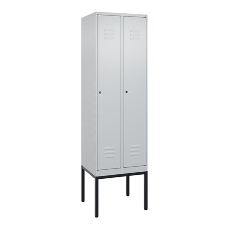 C+P Spind Classic PLUS, Gestell, 2 Abteile, 2120x600x500mm, 7035/7035 Verschluss Zylinderschloss 4 Garderobenhaken Trennwand mit