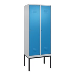 C+P Spind Classic PLUS, Gestell, 2 Abteile, 2120x800x500mm, 7035/5012 Verschluss Zylinderschloss 4 Garderobenhaken Trennwand mit