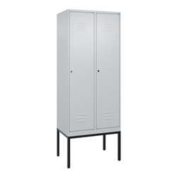 C+P Spind Classic PLUS, Gestell, 2 Abteile, 2120x800x500mm, 7035/7035 Verschluss Zylinderschloss 4 Garderobenhaken Trennwand mit