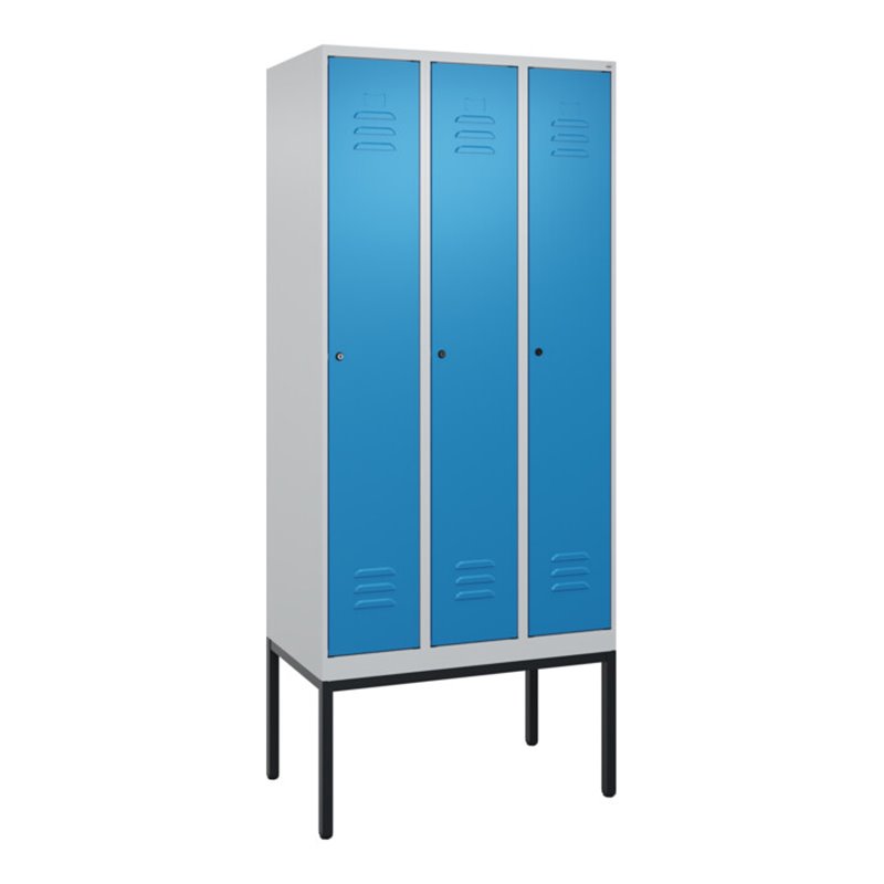 C+P Spind Classic PLUS, Gestell, 3 Abteile, 2120x900x500mm, 7035/5012 Verschluss Zylinderschloss 4 Garderobenhaken Trennwand mit