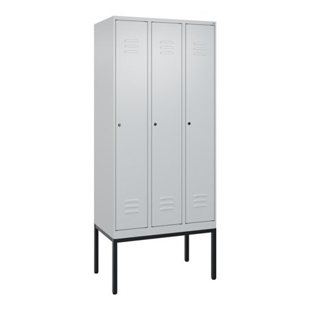 C+P Spind Classic PLUS, Gestell, 3 Abteile, 2120x900x500mm, 7035/7035 Verschluss Zylinderschloss 4 Garderobenhaken Trennwand mit