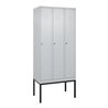 C+P Spind Classic PLUS, Gestell, 3 Abteile, 2120x900x500mm, 7035/7035 Verschluss Zylinderschloss 4 Garderobenhaken Trennwand mit
