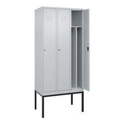 C+P Spind Classic PLUS, Gestell, 3 Abteile, 2120x900x500mm, 7035/7035 Verschluss Zylinderschloss 4 Garderobenhaken Trennwand mit