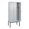 C+P Spind Classic PLUS, Gestell, 3 Abteile, 2120x900x500mm, 7035/7035 Verschluss Zylinderschloss 4 Garderobenhaken Trennwand mit