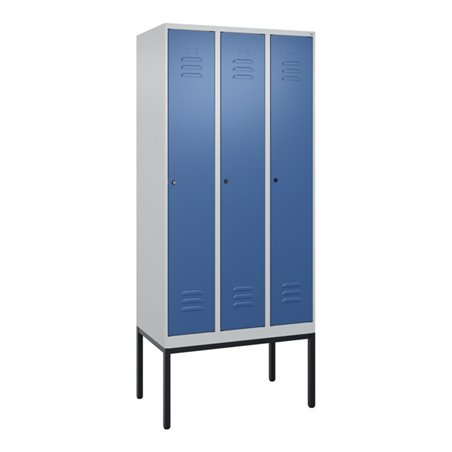 C+P Spind Classic PLUS, Gestell, 3 Abteile, 2120x900x500mm, 7035/5023 Verschluss Zylinderschloss 4 Garderobenhaken Trennwand mit