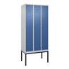 C+P Spind Classic PLUS, Gestell, 3 Abteile, 2120x900x500mm, 7035/5023 Verschluss Zylinderschloss 4 Garderobenhaken Trennwand mit