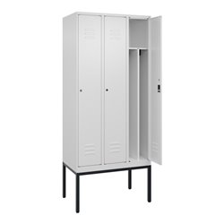 C+P Spind Classic PLUS, Gestell, 3 Abteile, 2120x900x500mm, 9016/9016 Verschluss Zylinderschloss 4 Garderobenhaken Trennwand mit
