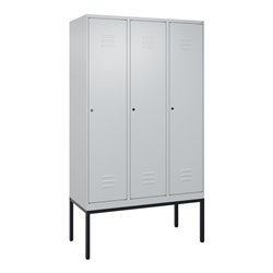 C+P Spind Classic PLUS, Gestell, 3 Abteile, 2120x1200x500mm, 7035/7035 Verschluss Zylinderschloss 4 Garderobenhaken Trennwand mi