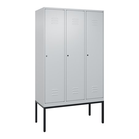 C+P Spind Classic PLUS, Gestell, 3 Abteile, 2120x1200x500mm, 7035/7035 Verschluss Zylinderschloss 4 Garderobenhaken Trennwand mi