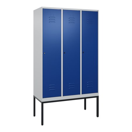 C+P Spind Classic PLUS, Gestell, 3 Abteile, 2120x1200x500mm, 7035/5010 Verschluss Zylinderschloss 4 Garderobenhaken Trennwand mi
