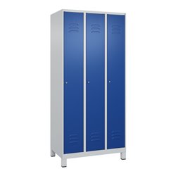C+P Spind Classic PLUS, Füße, 3 Abteile, 1950x900x500mm, 7035/5010 Verschluss Zylinderschloss 3 Garderobenhaken