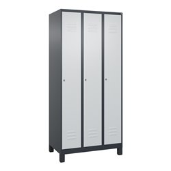 C+P Spind Classic PLUS, Füße, 3 Abteile, 1950x900x500mm, 7016/7035 Verschluss Zylinderschloss 3 Garderobenhaken