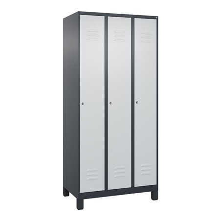 C+P Spind Classic PLUS, Füße, 3 Abteile, 1950x900x500mm, 7016/7035 Verschluss Zylinderschloss 3 Garderobenhaken