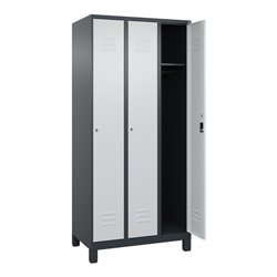 C+P Spind Classic PLUS, Füße, 3 Abteile, 1950x900x500mm, 7016/7035 Verschluss Zylinderschloss 3 Garderobenhaken