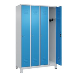 C+P Spind Classic PLUS, Füße, 4 Abteile, 1950x1200x500mm, 7035/5012 Verschluss Zylinderschloss 3 Garderobenhaken