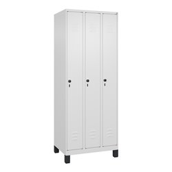 C+P Spind Classic PLUS, Füße, 3 Abteile, 1950x750x500mm, 9016/9016 Verschluss Sicherheits-Drehriegel 3 Garderobenhaken